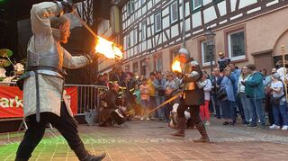 Mit Feuer und Schwert tragen zwei Ritter am Samstagabend einen Schaukampf auf dem Buchener Marktplatz aus.