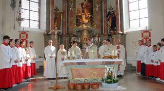 Erzbischof Stephan Burger (MItte) zelebrierte die Heilige Messe am Sonntagmorgen in Hettingen gemeinsam mit Dekan Johannes Balbach, Andreas Knapp und Pius Kirchgessner.