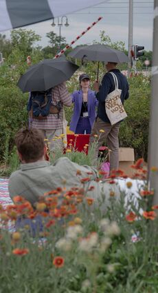 Die „Nomadische Recherche“ entlang der Linie 5 endet auf dem Kreisel am „Platz der Freundschaft“, Intendant Christian Holtzhauer (r.) forscht mit.