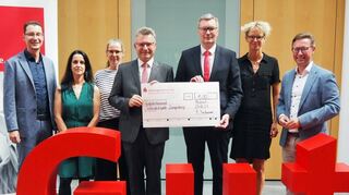 15 000 Euro spendete die Stiftergemeinschaft Sparkasse Neckartal-Odenwald für die Jubiläumsspielzeit der Zwingenberger Schlossfestspiele.