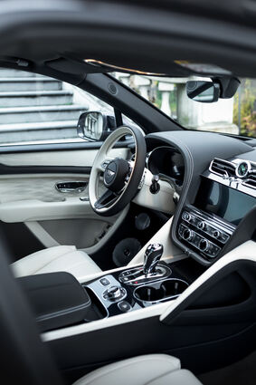 mid Düsseldorf - Klassischer Luxus und moderne Technik ergeben im Cockpit des Bentley Bentayga eine ästhetische Harmonie.