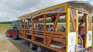Mit dem Gelben Wagen ging es für die Teilnehmer der Weinwanderung stimmungsvoll hinauf in den Weinberg. Dort wartete eine abwechslungsreiche Tour.