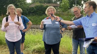 Während der Wanderung warteten immer wieder Stationen, wo Landesbischöfin Dr. Heike Springhart (Mitte), Prälatin Heide Reinhard und Gebietsreferent Jochen Rapp (Zweiter von rechts) spielerisch Aufgaben lösen sollten.