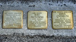 Am westlichen Ortsrand von Bronn, vor dem Haus Nummer 7, wurden die Erinnerungstafeln für Boleslaw Galus, Paula Nicklas, Heinz Paczkowski und Maria Löwenguth in den Boden eingelassen.