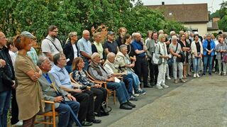 Eine große Anzahl an Interessierten nahm ander Gedenkfeier im Weiler Bronn teil. Bürgermeister Nick Schuppert (rechts) konnte auch einige Nachfahren der Opfer begrüßen.