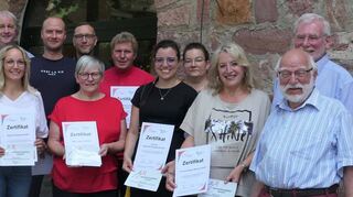 Über das Zertifikat „Seniorenfreundlicher Service“ des Landesseniorenbeirats Baden-Württemberg freuen sich die Vertreter der ausgezeichneten Geschäfte, des Seniorenbeirats Wertheim und der Stadtverwaltung.