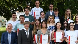 Die Lob- und Preisträger mit Lehrkräften.