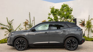 mid Malaga - Das B-Segment SUV verfügt über ein kleines "E" vor dem Spiegel, das je nach Lichteinschlag die Farbe zwischen blau und weiß wechselt.