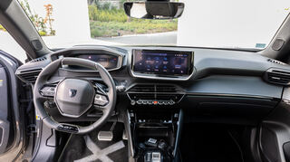 mid Malaga - Das Cockpit ist aufgeräumt, die Anzeigen sind dem Fahrer zugeneigt. Das Infotainmentsystem reagiert flott, die Navigation stammt von TomTom.