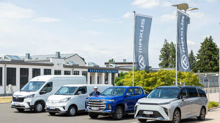 mid Würzburg - Neben den Batterie-elektrischen Transportern eDeliver 3 und eDeliver 9 sind nun auch der Pick-up T90 EV und der siebensitzige Luxusvan MIFA 9 jeweils mit elektrischem Antrieb erhältlich.