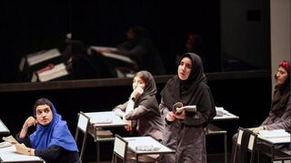 Parnia Shams hat für ihr Stück über das geschlechtergetrennte Schulsystem im Iran mit sieben Schulabsolventinnen aus Teheran gearbeitet.