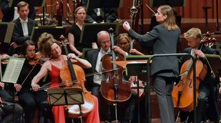 Loteten die Tiefen in Schostakowitschs Cello-Konzert Es-Dur aus: Violoncellistin Tanja Tetzlaff und Dirigentin Ariane Matiakh im Rosengarten.