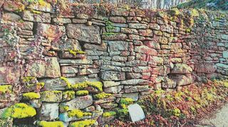 Auch der Fernwanderweg Romantische Straße führt entlang des „Oberen Haagwegs“. Doch der ist seit Jahren aus Sicherheitsgründen gesperrt. Das Mauerwerk ist an vielen Stellen stark verschoben.