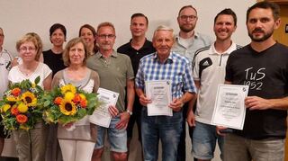 Elsbeth Reinhart und Birgit Geiger (von links mit Blumen) wurden bei der Jahreshauptversammlung des TuS Großrinderfeld zu Ehrenmitgliedern ernannt. Außerdem wurden mehrere langjährige Mitglieder geehrt.