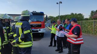 Das Schiedsrichterteam weist die rund 200 Teilnehmerinnen und Teilnehmer auf dem Übungsgelände der Freiwilligen Feuerwehr in Tauberbischofsheim an: 19 Feuerwehrgruppen haben das Leistungsabzeichen in Bronze abgelegt, zwei weitere Gruppen absolvierten ihr Abzeichen in Silber.