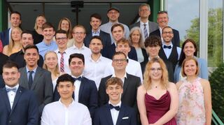 Die Abiturientinnen und Abiturienten 2023 mit ihren Lehrerinnen und Lehrern.