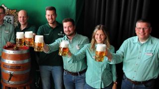 Altstadtfestbierprobe in Distelhausen – hier der Festbieranstich mit der baden-württembergischen Bierkönigin: (von links) Brauereigeschäftsführer Christoph Ebers, Bürgermeisterin Anette Schmidt, Bierkönigin Amy Seidt, Braumeister Eike-Henrik Wagner, Thomas Landwehr, Mario Gimbel (Distelhäuser Brauerei), der geschäftsführende Gesellschafter Moritz Bauer, Vanessa Müller sowie Bernhard Weigand.