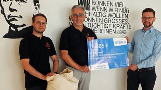 Freuten sich über den erfolgreichen Abschluss des Crowdfunding-Projekts (von links nach rechts): Lukas Schnabel, Bernhard Kehl (beide Kolpingsfamilie Walldürn) und Kundenberater Julian Dietz von der Volksbank Franken.