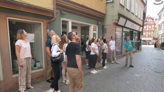 Studierende der SRH-Fernhochschule erarbeiteten kreative Konzepte für die Tourismusstadt Wertheim. Um einen Einblick in die Altstadt zu bekommen, nahmen sie zunächst an einer Stadtführung teil.