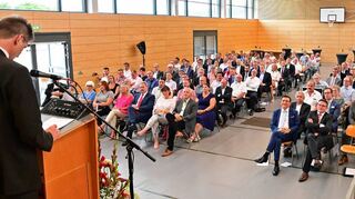 Zahlreiche Amtskollegen und Wegbegleiter waren am Dienstagabend in die Tauberhalle gekommen, um Ottmar Dürrs Wirken zu würdigen und ihn in den Ruhestand zu verabschieden. Neben vielen Reden sorgten die Musiker der Musikschule Werbach unter anderem mit der Europa-Hymne für Gänsehautmomente.
