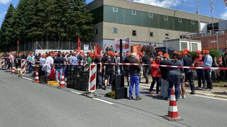 Rund 300 AZO-Beschäftigte versammelten sich am Mittwoch in ihrer Mittagspause vor dem Werkstor in Osterburken.
