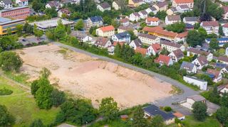 Dort, wo früher die Rotkreuzklinik stand, entsteht neben einer Turnhalle auch die neue Grundschule. Sie soll nach einem modernen, pädagogisch durchdachten Konzept gebaut werden.