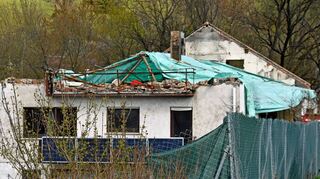 Beim Zugriff der Polizeikräfte brach in dem Haus in der Bobstadter Bergstraße ein Feuer aus. In dem Gebäude lebte der Angeklagte und im Dachgeschoss die Vermieterfamilie A. – Freunde von Ingo K..
