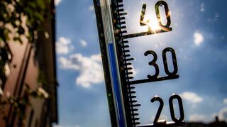 Ein Thermometer klettert in Richtung der 40-Grad-Marke. Während zahlreiche Kommunen keinerlei Hitzeschutzkonzept vorlegen können, macht man sich in Bad Mergentheim und Wertheim durchaus Gedanken zu dem Thema.