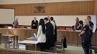 Der 29-jährige Mann aus Walldürn wurde wegen Drogenhandels zu einer Freiheitsstrafe von fünf Jahren verurteilt. Seine 24-jährige Lebensgefährtin erhielt wegen Beihilfe drei Jahre auf Bewährung.