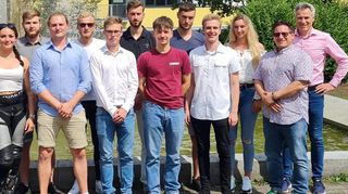 Das Bild zeigt die erfolgreichen Absolventen des Einjährigen Berufskollegs Technik, den Abteilungsleiter Studiendirektor Karsten Heiß, die Klassenlehrerin Studienrätin Daniela Allin und die Mathe- und Physiklehrer Oberstudienrat Stefan Bauer beziehungsweise Studienrat Sebastian Rapp.