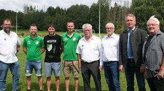 Ehrungen langjähriger und verdienter Mitglieder durch den Verein und den Badischen Fußballverband standen im Rahmen des Sportfestes beim FC Donebach auf dem Programm.