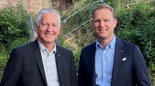 Den Staffelstab des Präsidenten des Wertheimer Rotary Clubs reichte der bisherige Amtsinhaber Dr. Philipp Zippe (rechts) an seinen Nachfolger Dr. Gerhard Schüder weiter.