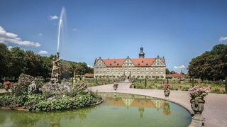 Schloss Weikersheim beteiligt sich am Themenjahr „Feuer und Wasser – Macht der Elemente in Schlössern, Gärten und Klöstern“. Im Bild vorne der zentral gelegene Herkulesbrunnen als besonderer Blickfang.