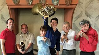 Zusammen mit dem Bläserquintett Profive präsentiert Moderator Juri Tetzlaff eine neu überarbeitete Fassung der Geschichte von „Peter und der Wolf“.