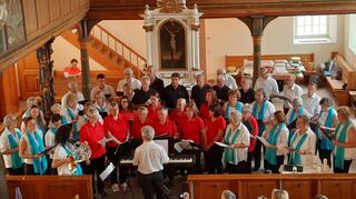 Alle Chöre zusammen (Chorgemeinschaft Althausen-Edelfingen, Projektchor dieser Chorgemeinschaft und „Sunday Voices“ aus Markelsheim) beendeten imposant das gemeinsame Konzert in der Edelfinger Kirche.