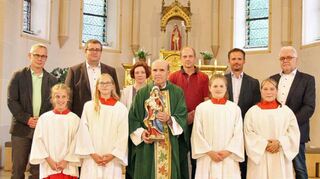 Vor 40 Jahren wurde Pfarrer Stolarczyk (vorne) zum Priester geweiht. Hinten die gewählten Vorsitzenden der Seelsorgeeinheit „Heilig Kreuz“.