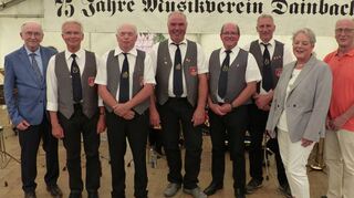 Ehrungen (von links): Präsident Herbert Münkel (TOB), Rudolf Müller, Leo Wirsching, Uwe Fuchs, Rudi Knödl, Dirk Hollenbach, Manuela Zahn und Ortsvorsteher Thomas Faulhaber.