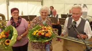 Ehrungen für (von links): Birgit Braun, Hauptorganisatorin des Dorffestes, Trudl Schmidt, Ehrenmitglied des Vereins, und Vorstand Rudolf Müller.