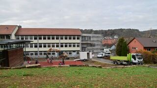 Auf dem Dach der Dorothea-von-Rieneck-Schule in Grünsfeld sollen insgesamt 71 Solarpaneele in Zukunft für die Stromversorgung sorgen.