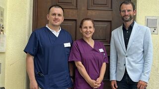 Zur Gründung der gemeinsamen Bauland-Praxis in der Austraße 26 in Adelsheim luden die praktizierenden Ärzte Dr. Selma Akdere und Dr. Safet Ponik Bürgermeister Wolfram Bernhardt zu einem Informationsgespräch ein.