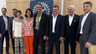 Der Rotary-Vorstand: (von links) Sekretäre Philipp Duda und Klaus-Bruno Fleck, Vortragswartin Elisabeth Krug, Past-Präsidentin Dr. Zita Funkenhauser, Präsident Peter Vogel, Präsident-Elect Harald Keitel, Clubmeister Hans-Jürgen Reusch und Schatzmeister Steffen Wiesinger.