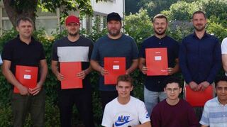 Die Klasse E3BT mit Schulleiter OStD Peter Wöhrle, Abteilungsleitung Elektrotechnik StD Alfred Winklmaier und Klassen-/Fachlehrer OStR Thomas Heer.