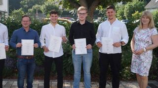 Die Klasse M3AH mit Fachlehrer StR Dr. Michael Storch und Klassenlehrerin L.i.A. Regine Kunert.