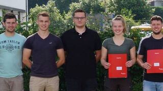 Die Klasse E1ME mit Schulleiter OStD Peter Wöhrle, Abteilungsleiter Elektrotechnik StD Alfred Winklmaier, Klassenlehrer GSR Martin Weckesser, Fachlehrer StR Dr. Joachim Schroth und Fachlehrer OStR Jörg Heinkelmann.