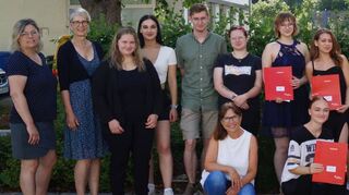 Die Klasse H3BA mit Fachlehrerin OStR Nina Klingert, Abteilungsleiterin Metalltechnik und Nahrung, StDin Kati Grützmacher, Fachlehrerin OStRin Susanne Thienel, OStR Dorothea Lammer, Klassenlehrerin StRin Chrysanthi Mireisz, Schulleiter OStD Peter Wöhrle, Fachlehrerin L.i.A. Marianne Klingler und L.i.A. Bernd Pommert.
