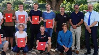 Die Klasse E3FS mit Fachlehrer GSR Ralph Gaukel, StR Yannick Nixdorf, Abteilungsleiter Elektrotechnik StD Alfred Winklmaier und Schulleiter OStD Peter Wöhrle.
