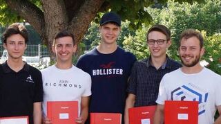 Die Klasse M3IM mit Schulleiter OStD Peter Wöhrle, Klassenlehrer StR Benjamin Trefs und Abteilungsleiterin Metalltechnik StDin Kati Grützmacher.