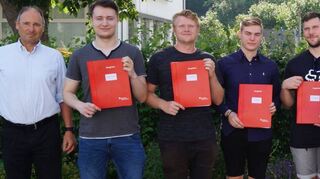 Die Klasse E3FI mit Fachlehrer OStR Michael Bauer, StR Yannick Nixdorf, GSR Ralph Gaukel, Abteilungsleiter Elektrotechnik StD Alfred Winklmaier und Schulleiter OStD Peter Wöhrle.