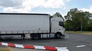 Nachdem sich mehrere Lkw im provisorischen Kreisel festgefahren hatten, wurden Pylonen entfernt.