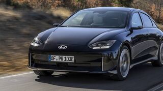 Die glatte Linie verhilft dem Hyundai Ioniq6 zu einem sehr niedrigen Luftwiderstand – und sogar die Türgriffe verschwinden während der Fahrt.